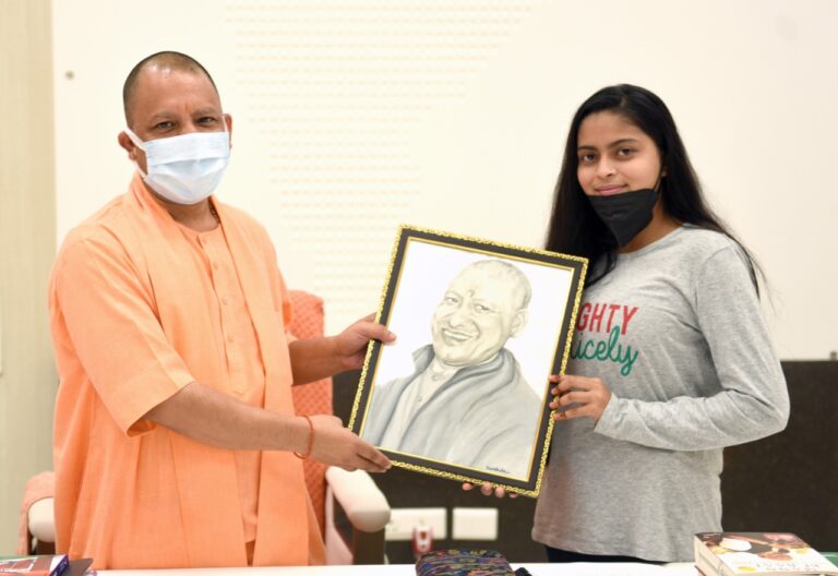 harshita gupta sketch artist awarded by Chief minister UP Lucknow sketch competition 2021