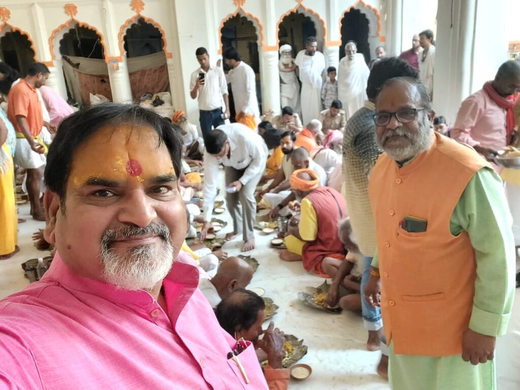 dosar vaish bhandara in ayodhya free food- bhandara in ayodhya -dosar vaish mahasamiti organizing food distribution in ayodhya