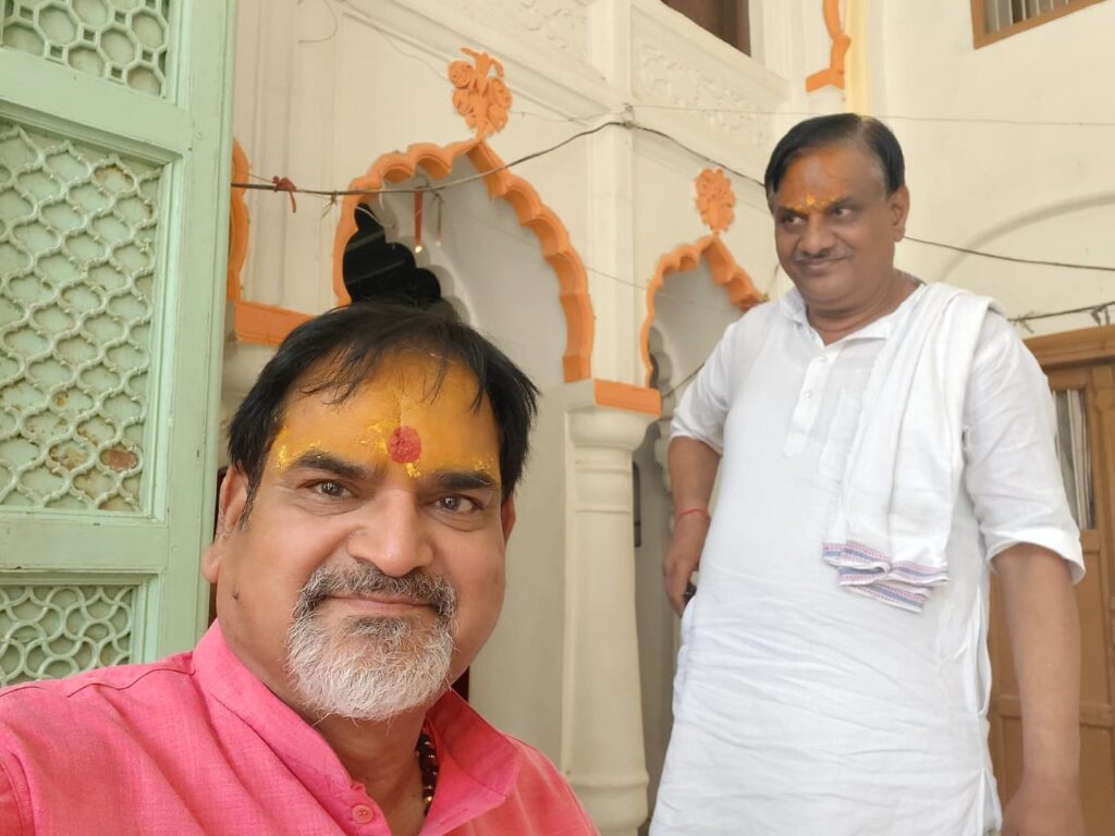 dosar vaish food distribution ayodhya uttar pradesh -रतीय दोसर वैश्य महासमिति के राष्ट्रीय महामंत्री श्री प्रमोद कुमार वैश्य जी द्वारा आज दशरथ महल, अयोध्या जी में भंडारा का आयोजन किया गया। राष्ट्रीय मुख्य सलाहकार श्री श्याम मूर्ति गुप्ता तथा लखनऊ में विधानसभा अध्यक्ष श्री प्रदीप गुप्ता जी के साथ मुझे भी भंडारे में संतो के दर्शन का सौभाग्य प्राप्त हुआ।
