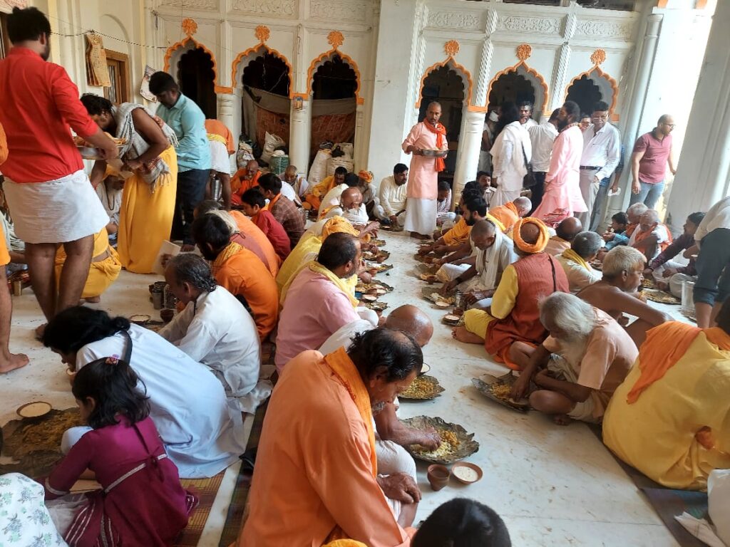 dosar vaish free food- bhandara in ayodhya -dosar vaish mahasamiti organizing food distribution in ayodhya