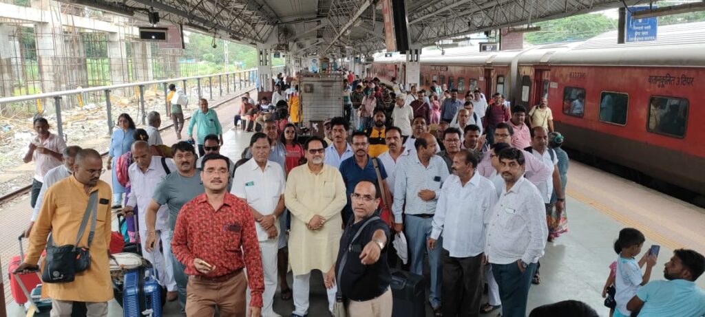 dosar vaish memebers on panwel railway station for attending mahaadhiveshan 