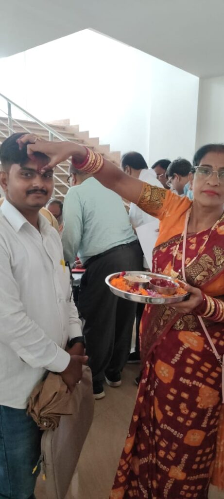 dosar vaish memebers are welcomed by dosar vaish mahasabha  in panwel mumbai for attending mahaadhiveshan 