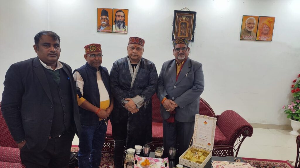 विश्व हिन्दू परिषद के राष्ट्रीय उपाध्यक्ष (गौ रक्षा विभाग)
मा. अवधेश गुप्ता जी से आत्मीय मुलाक़ात हुई। -Shri suni kumar gupta lucknow meets VHP  President Avdesh gupta - gau rakhsa wing